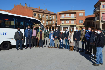 La delegada en su visita a Valencia de Don Juan; abajo, con los representantes de la zona de Sahagún. MEDINA/ACACIO