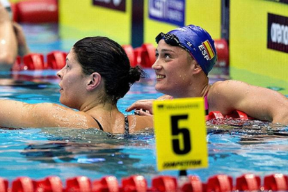 Mireia Belmonte sonríe junto a Lotte Friis tras ganar la final de los 800 metros libre de los Europeos de piscina corta.
