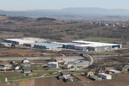 Los proyectos industriales, en la imagen el de Villadecanes, está creciendo en diferentes ayuntamientos del Bierzo. L. DE LA MATA