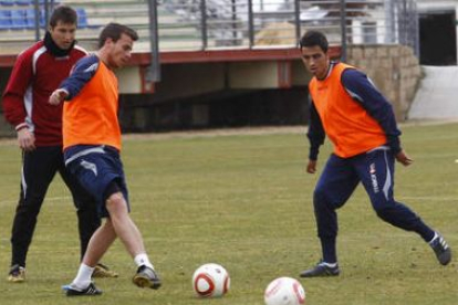 El preparador físico Aurelio, a la izquierda, junto a Santi Santos y Víctor en un entrenamiento.