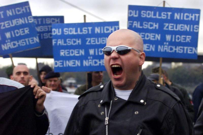 Imagen de un supremacista blanco en una manifestación nazi en Alemania. frank augstein