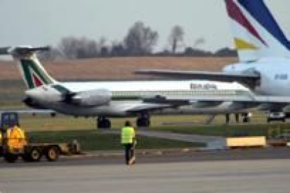 El avión de Alitalia reposa en el aeropuerto de Lyon antes de reemprender el viaje a París