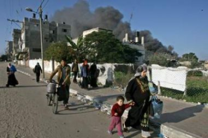 Ciudadanos palestinos abandonan su casa en Zaitun