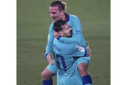 Griezmann y Messi celebran el gol del francés al Villarreal. D. C.