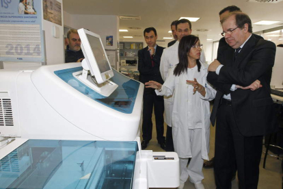 Herrera, ayer, durante su visita al Hospital de Benavente.