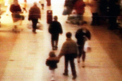Imagen de vídeo en la que se ve al pequeño James de la mano de uno de sus asesinos, en 1993.