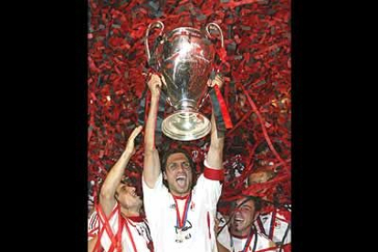 El capitán del Milan, Paolo Maldini, levanta la Copa de Europa, la sexta del equipo italiano.