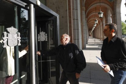 Los secretarios autonómicos de UGT y CC OO, ayer, a la entrada del ministerio. JAVIER LIZÓN