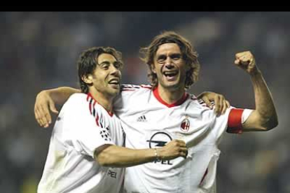 Maldini y Rui Costa celebran el título. El veterano defensa italiano ha ganado ya cuatro Copas de Europa.