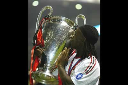 Seedorf besa la Copa de Europa, un trofeo que ha ganado con tres equipos distintos: Ajax, Real Madrid y Milan.