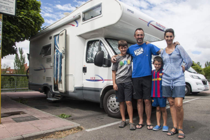 Sebastián y Ainhoa con sus hijos delante de su autocaravana ayer por la mañana en el Área de León. F. Otero Perandones