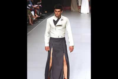 El joven diseñador ha innovado en los que a vestimenta masculina se refiere con los trajes con falda ancha. Aunque en el desfile tampoco han faltado hombres en calzoncillos.