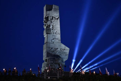 Monumento de los defensores de Werterplatte, en Gdansk durante una celebración. MARCIN GADOMSKI
