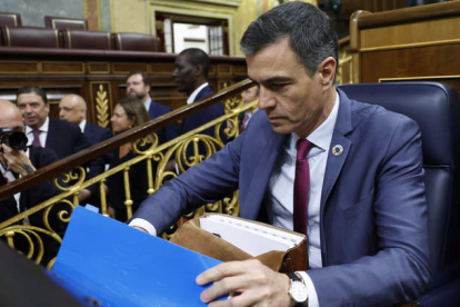 Pedro Sánchez, a su llegada al pleno del Congreso de los Diputados ayer. CHEMA MOYA