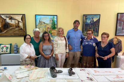 El alcalde de Congosto, municipio al que pertenece San Miguel de las Dueñas, y a la vez parlamentario nacional, Jorge García, acudió a la feria junto a la diputada berciana del PP, Silvia Franco. Además de visitar los puestos, en la Casa del Pueblo de San Miguel conocieron los trabajos de las mujeres de la localidad que han montado una exposición de costura y ganchillo. ANA F. BARREDO