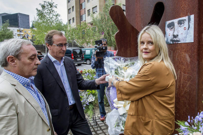 Lecumberri, Alonso y Blanco durante la ofrenda floral. IÑAKI ANDRÉS