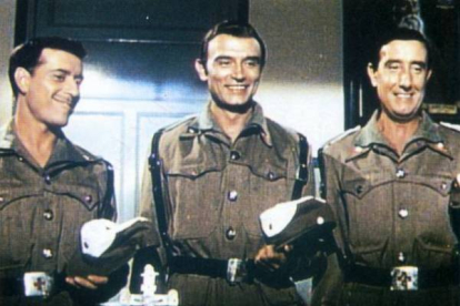 Tony Leblanc con José Luis López Vázquez y Manolo Gómez Mur, en 'Tres de la Cruz Roja'. BCN