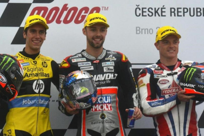 Rins, a la izquierda, junto a Folger y Lowes, en el podio de Brno.