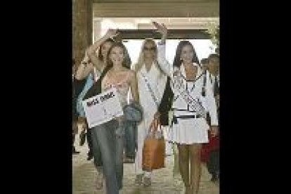 Algunas de las participantes de Miss Universo 2005 saludan al llegar a un hotel de Bangkok en donde se va a celebrar la gala el 30 de mayo. Una de estas bellezas saldrá elegida la más bella del universo.