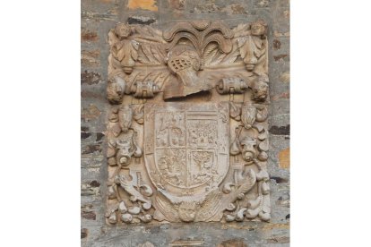 Desde lo alto de la ermita de la Virgen de la Peña se pueden disfrutar de unas impresionantes vistas de la comarca berciana. Otra de las joyas arquitectónicas del municipio es el Monasterio de San Miguel de las Dueñas, del siglo X, que actualmente da morada a las monjas cistercienses de San Bernardo y que cuenta con una impresionante portada románica que da acceso al interior. Las distintas sendas que atraviesan Congosto permiten al visitante adentrase en sus múltiples tesoros naturales.  L. DE LA MATA