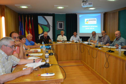 La junta directiva de Poeda, durante la asamblea celebrada ayer en Santa María. MEDINA