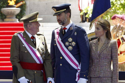 El rey Juan Carlos conversa con los Príncipes de Asturias, Felipe y Letizia, durante el acto de homenaje a los que dieron su vida por España, organizado por el Ministerio de Defensa en el marco del Día de las Fuerzas Armadas, hoy en la plaza de la Lealtad