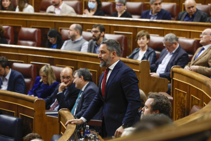 El líder de Vox, Santiago Abascal (c), durante la segunda y última jornada del debate de la moción de censura. J. J. GUILLÉN