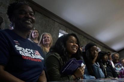 Simpatizantes de Stacey Abrams escuchan el discurso de la candidata demócrata en un mitin celebrado en Newman (Georgia).
