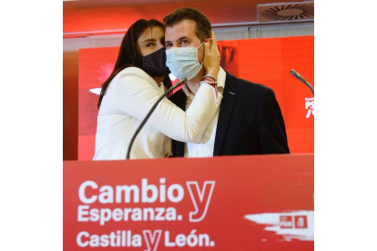 Ana Sánchez abraza a Luis Tudanca. NACHO GALLEGO