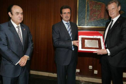 José Antonio Cabañeros, José Luis Ulibarri y Jorge García Vázquez, en el acto de la entrega del Garbanzo de Plata. Reportaje gráfico: Ramiro.