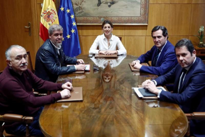 Álvarez (UGT), Sordo (CC OO), la ministra Díaz, Garamendi (Ceoe) y Cuerva (Cepyme).