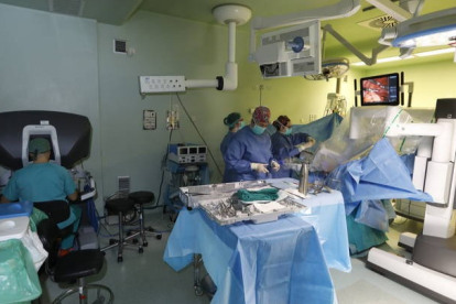 Robot Da Vinci, tecnología puntera, en el Hospital de León. MARCIANO PÉREZ