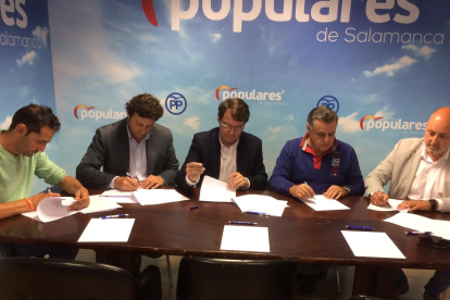Rodrigo Valle (Cs), Manuel García (PP), Fernández Mañueco, Lázaro García (UPL) y Ricardo de Dios (Vive),en la firma del pacto en 2019