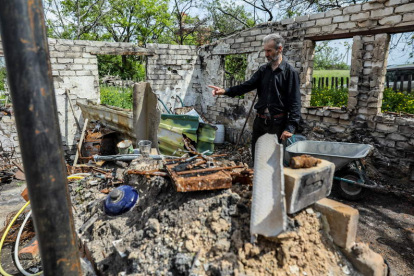 Un hombre entra en lo que queda de su casa, en Bohorodychne, en el Donetsk. OLEG PETRASYUK