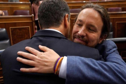 Pablo Iglesias abraza a Pedro Sánchez tras la votación de la moción de censura en el Congreso.