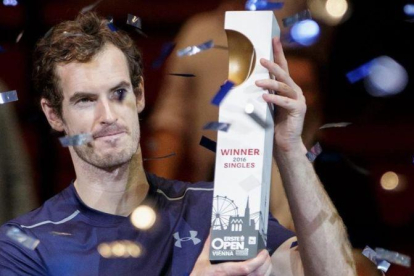 Andy Murray sostiene el trofeo del Abierto de Viena.
