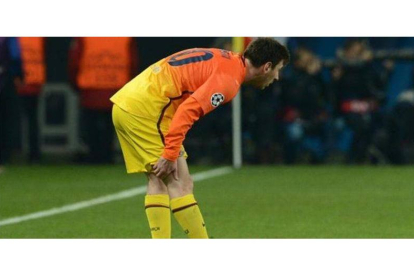 Messi se toca la pierna después de sufrir la lesión en París.