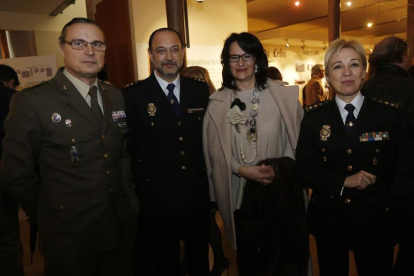 El coronel Campaña, el comisario Ramos, la subdelegada Teresa Mata y la comisario María Marcos.