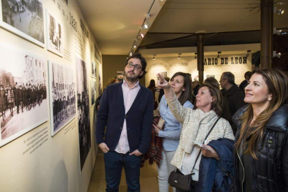 Álvaro Caballero, Marta Mejías, Aurora Baza y Marisa Vázquez observan un detalle de la muestra.