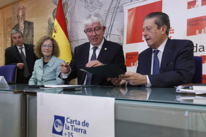 Panizo, María Novo, José Ángel Hermida y Federico Mayor Zaragoza, ayer en la firma en León de la Carta de la Tierra.