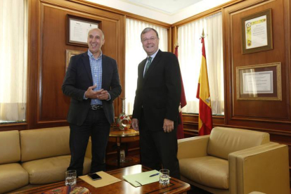 José Antonio Diez, candidato del PSOE a la Alcaldía de León, y ANtonio Silván, candidato por el PP, en el despacho oficial del alcalde de León en una foto tomada el 15-6-2015.