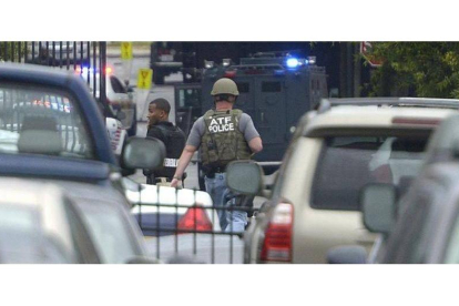 Agentes de policía a las afueras del cuartel de la Marina estadounidense donde se ha producido el tiroteo, este lunes.