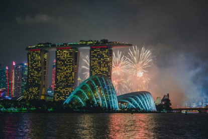 El cielo y la bahía de Singapur durante la celebración de la independencia este domingo.