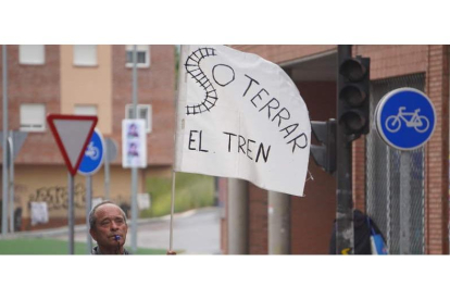 Uno de los manifestantes por el soterramiento de Trobajo, ante las vías, el pasado viernes. J. NOTARIO