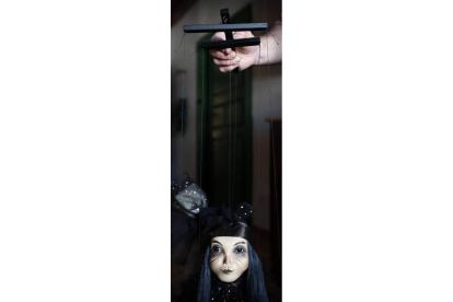 Detalle de una de sus muñecas góticas.