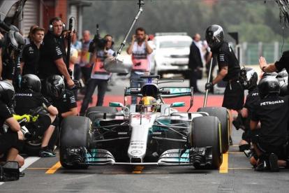 Lewis Hamilton, con su Mercedes, en la segunda sesión de entrenamientos en Spa