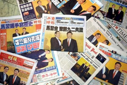 Las portadas unánimes de los diarios taiwaneses, ayer.