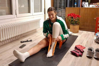 María Gascón realiza los ejercicios para recuperarse de la lesión que padece en su domicilio de Sabadell. DL