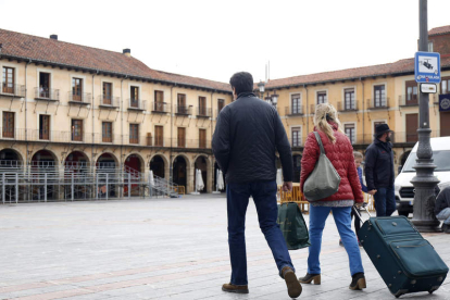 Turistas por la Plaza Mayor de León en una imagen de archivo. FERNANDO OTERO