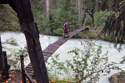 Durante recorrido Chilkoot Trail hay que sortear el río en varias ocasiones.